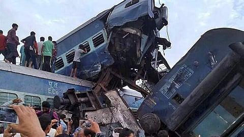 உத்தரப் பிரதேச மாநிலம், முசாஃபர்நகர் அருகில் உள்ள கதௌலி பகுதியில் சனிக்கிழமை தடம்புரண்டு ஒன்றன் மீது ஒன்று சரிந்து கிடக்கும் உத்கல் எக்ஸ்பிரஸ் ரயிலின் பெட்டிகள்.