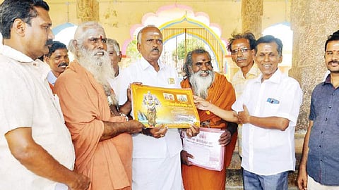புஷ்கர விழா பத்திரிகையை அகில பாரத துறவியர் சங்கச் செயலாளர் சுவாமி ராமானந்தா வெளியிட, கும்பகோணம் விழாக் குழு சார்பில் பெற்றுக்கொள்ளும் கல்யாணசுந்தரம், சத்தியநாராயணன், முரளி ஆகியோர்.