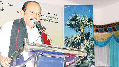 மாநாட்டில் பேசுகிறார் மதிமுக கட்சி பொதுச் செயலர் வைகோ. உடன் (இடமிருந்து) புதிய பார்வை ஆசிரியர் ம.நடராசன், கவிஞர் காசி ஆனந்தன்.