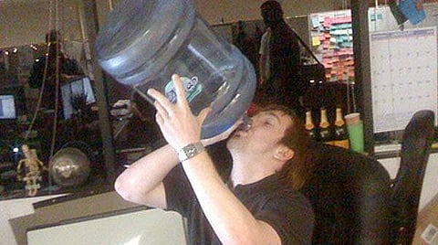 நிறையத் தண்ணி குடிங்க, தண்ணி குடிங்கன்னு சொல்லாதீங்க; அதுக்கும் ஒரு  லிமிட் இருக்காம் தெரிஞ்சிக்குங்க!