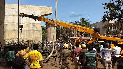 புவனேஸ்வரில் மேம்பாலம் இடிந்து விழுந்து 2 பேர் பலி: 12 பேர் காயம்