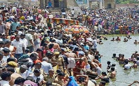 காரைக்காலில் காவிரி புஷ்கரம் விழா தொடக்கம்: திரளான பக்தர்கள் புனித நீராடல்