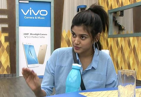 பிக்பாஸ் வீட்டில் மீண்டும் ஓவியா! இன்று யார் வெளியேறுகிறார்கள்?