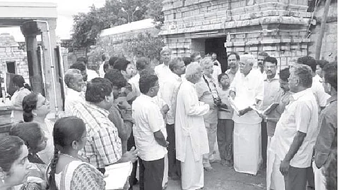 திருச்சி மாவட்டம் திருப்பட்டூர் அரங்கேற்ற அய்யனார் கோயிலில் ஞாயிற்றுக்கிழமை களஆய்வின் போது கோயில் வரலாற்றை விளக்கும் வரலாற்று ஆய்வியல் அறிஞர் க. நெடுஞ்செழியன்.