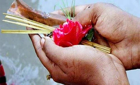 தர்ப்பணம் கொடுக்கும் போது எள், தர்ப்பை புல்லை பயன்படுத்துவது ஏன்?