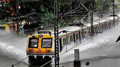 மும்பை வெள்ளத்தை சமாளிக்க பயணிகள் ரயிலுக்கு வாட்டர் ப்ரூஃப் எஞ்ஜின்கள்