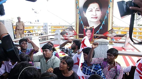 நீட் தேர்வுக்கு எதிராக மாணவர்கள் போராட்டம்