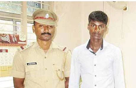 புளூவேல் விளையாட்டிலிருந்து மீட்கப்பட்ட இளைஞருடன் காவல்துறை அதிகாரி.