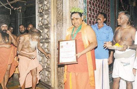 தருமபுரம் ஆதீனத்தில் நடைபெற்ற ஆவணி மூலப் பெருவிழாவில் சமய சொற்பொழிவாளர் இலங்கை ஜெயராஜுக்கு சைவ சித்தாந்த கலாநிதி பட்டம் அளித்து, ஆசி வழங்கிய ஆதீன குருமகா சந்நிதானம்