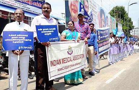 கண் தான விழிப்புணர்வு மனிதச் சங்கிலியில் பங்கேற்றோர்.