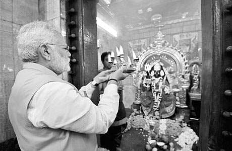 யாங்கூன் நகரில் உள்ள காளி கோயிலில் தீப ஆராதனை செய்து வழிபாடு நடத்திய பிரதமர் மோடி.