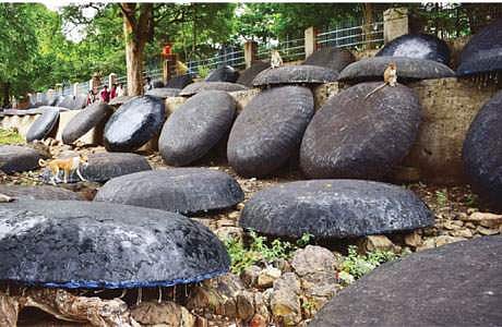 தொடர்ந்து நீர்வரத்து அதிகமாக இருந்து வரும் நிலையில், 7-ஆவது நாளாக வியாழக்கிழமையும் தடை விதிக்கப்பட்டதால் ஒகேனக்கல்லில் ஓரமாக வைக்கப்பட்டிருந்த பரிசல்கள். 