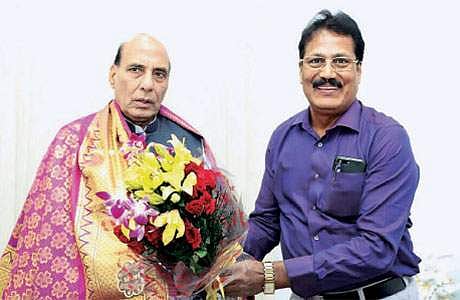 மத்திய உள்துறை அமைச்சர் ராஜ்நாத் சிங்கை சந்தித்த புதிய தமிழகம் கட்சித் தலைவர் டாக்டர் கே. கிருஷ்ணசாமி.