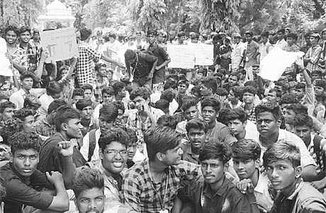 மாணவி அனிதாவின் தற்கொலைக்கு நீதி கேட்டும், மத்திய -மாநில அரசுகளைக் கண்டித்தும் வியாழக்கிழமை ஆர்ப்பாட்டத்தில் ஈடுபட்ட சென்னை பச்சையப்பன் கல்லூரி மாணவர்கள்.