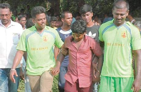 மாணவர் ராகேஷை மீட்டு, மருத்துவமனைக்கு அழைத்துச் சென்ற தீயணைப்பு வீரர்கள்.