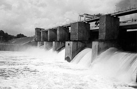 ஒசூர் கெலவரப்பள்ளி அணையில் இருந்து வெளியேற்றப்படும் தண்ணீர்.