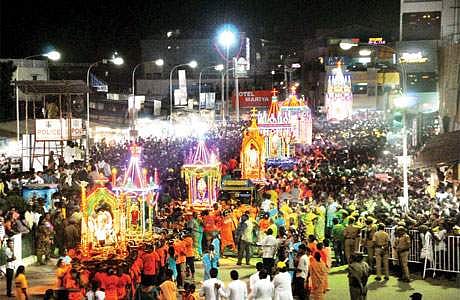 வேளாங்கண்ணி ஆண்டுப் பெருவிழாவில் பக்தர்கள் கூட்டத்துக்கு நடுவே வலம் வரும் அலங்காரத் தேர்கள்.