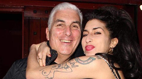 எனது மகளின் ஆவி என்னை தினமும் வந்து பார்க்கிறது: பிரபல பாடகியின் தந்தை பேட்டி! 