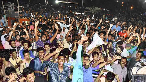 ஆங்கிலப் புத்தாண்டு:  நள்ளிரவு 1 மணிக்கு மேல்கொண்டாட்டத்தில் ஈடுபட காவல்துறை தடை