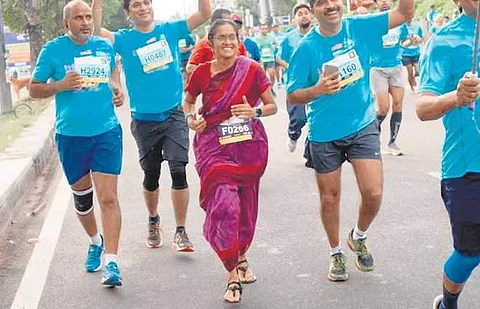 புடவை அணிந்து மாரத்தானில் ஓடி கின்னஸ் சாதனை செய்தார் இவர்!