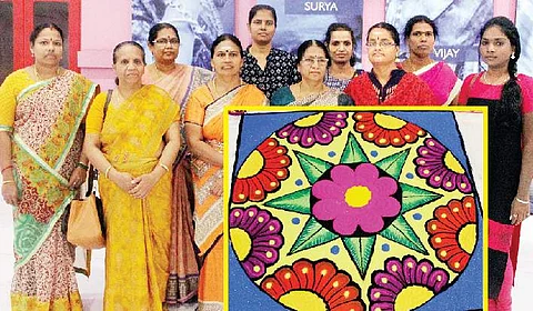 தினமணி இணையதளம் சார்பில் நடைபெற்ற 'பொங்கலோ பொங்கல்' ரங்கோலி போட்டியில் வெற்றி பெற்றவர்கள். (உள்படம்) ரங்கோலி.