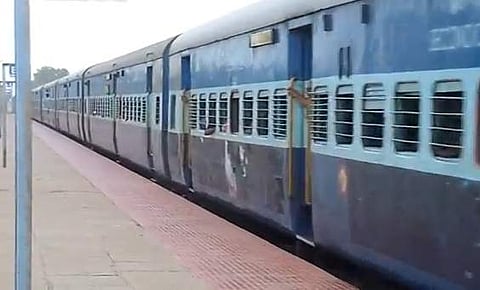 ஓர் இரவு ரயில் பயணத்தில்...