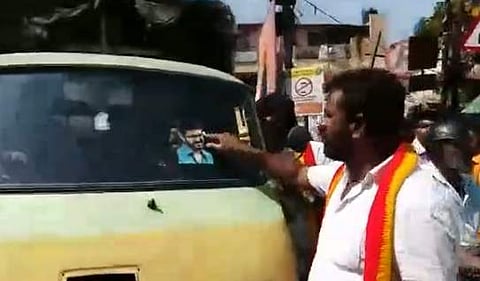 தமிழர்களின் வாழ்த்து தட்டிகளை கிழித்த  கன்னட அமைப்பினர்