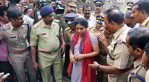 கேரளாவில் கொடூரம்: தனது 14 வயது மகனை எரித்துக் கொன்ற தாய்! 