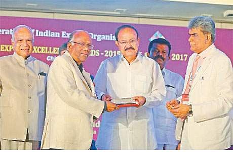 இந்திய ஏற்றுமதி சங்கங்களின் கூட்டமைப்பு சார்பில் நடைபெற்ற விழாவில் மியாட் மருத்துவமனை நிறுவனர் டாக்டர் மோகன்தாஸþக்கு சிறந்த சேவைக்கான விருது வழங்குகிறார் குடியரசுத் துணைத் தலைவர் வெங்கய்ய நாயுடு.