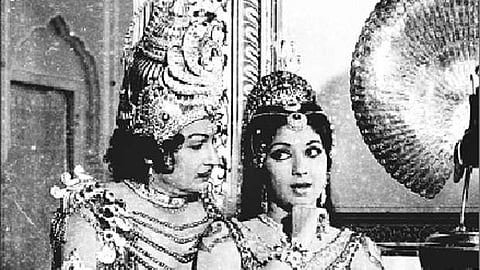 ஆனந்தத் தேன்காற்று தாலாட்டுதே - 36:  பாடலாசிரியரான தமிழாசிரியர்!