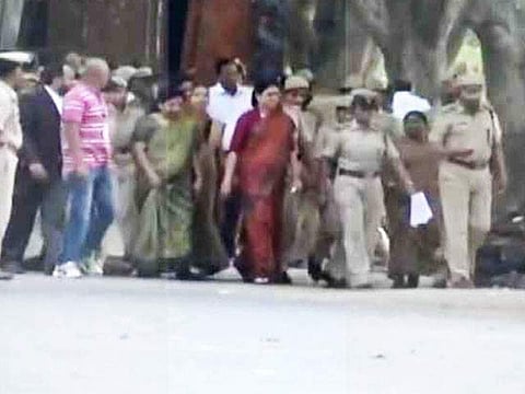 பெங்களூரு சிறையில் பார்வையாளர்கள் சந்திப்பில் சசிகலாவுக்கு விதிகளை மீறி சலுகை?: வெடிக்கும் புதிய சர்ச்சை! 