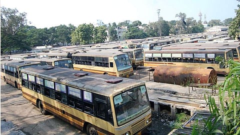 பணிமனைகளில் முடங்கிய பேருந்துகள்