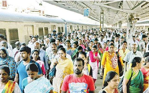சென்னை சென்ட்ரல் புறநகர் ரயில் நிலையத்தில் பயணிகள்.