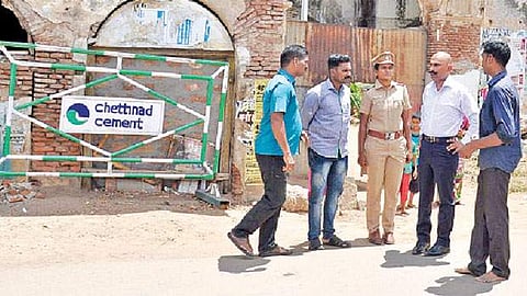 திருவையாறில் உள்ள அரண்மனை முன் ஆய்வில் ஈடுபட்ட சிலை கடத்தல்  தடுப்புப் பிரிவு ஐ.ஜி. பொன் மாணிக்கவேல் தலைமையிலான போலீஸார்.