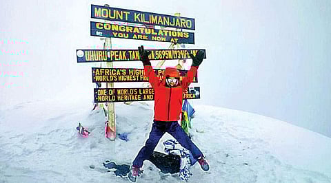 மலை உச்சியில்... ஏழு வயதுசிறுவன்!