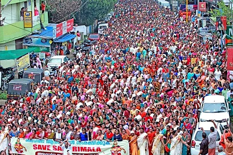 ஐயப்ப பக்தர்கள் மீது போலீஸார் தடியடி: கேரளாவில் பதற்றம்