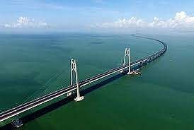உலகின் மிக நீண்ட கடல் பாலம்: நாளை போக்குவரத்திற்கு திறக்கப்படுகிறது