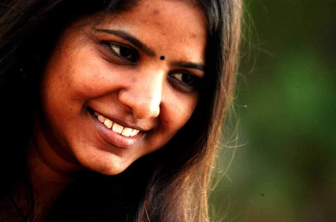 அதிகாரத்தின் கரங்களில் ஒரு பெண் தனியாக மாட்டிக் கொண்டால் என்ன ஆகும்? நீங்களே கற்பனை செய்து கொள்ளுங்கள்: லீனா மணிமேகலை