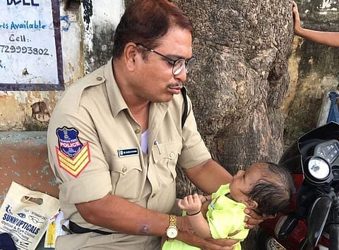 தெலங்கானா: பாதுகாப்புப் பணியோடு மனிதநேயத்தையும் வென்ற காவலர்