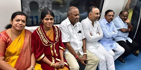 இடதுபுறத்தில் இருந்து முதல் நபர்