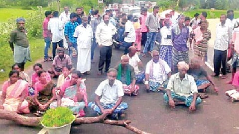 மடிகையில் வெள்ளிக்கிழமை சாலை மறியல் போராட்டத்தில் ஈடுபட்ட விவசாயிகள்.