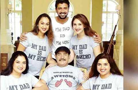முதல் மனைவியின் குழந்தைகளை செட்டில் செய்த அப்பா என்னை நடுத்தெருவுக்கு விரட்டுவது தவறு: வனிதா விஜயகுமார்!