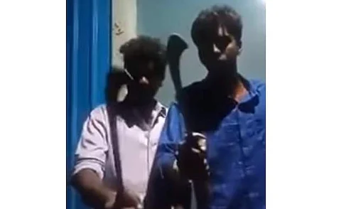 அரிவாளைக் கொண்டு கொலை மிரட்டல் விடுத்த விஜய் ரசிகர்கள் மீது புகார்!