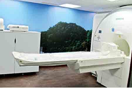 திருவள்ளூர் அரசு  மருத்துவமனையில்  திறப்பு  விழாவிற்குக்  காத்திருக்கும்  எம்.ஆர்.ஐ . ஸ்கேன்  மையம்.