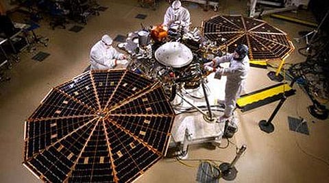 செவ்வாயில் தரையிறங்கிய இன்சைட் ரோபோ விண்கலம் புகைப்படம் அனுப்பியது!