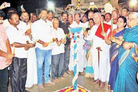 மாவீரர் நாளையொட்டி, தஞ்சாவூர் முள்ளிவாய்க்கால் நினைவு முற்றத்தில் செவ்வாய்க்கிழமை மாலை மெழுகுவர்த்தி ஏந்தி அஞ்சலி செலுத்திய தமிழ் ஆர்வலர்கள்.