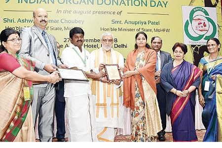 உடல் உறுப்பு தானத்தில்  தமிழகம் முதலிடம் பெற்றமைக்காக அமைச்சர் சி. விஜயபாஸ்கரிடம் விருதை வழங்கும் மத்திய சுகாதாரத் துறை இணையமைச்சர்கள் அஸ்வினி குமார் செளபே,