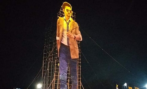 விஜய்க்கு 175 அடி கட் அவுட்: சர்கார் பட வெளியீட்டைக் கொண்டாடும் கேரள ரசிகர்கள்!