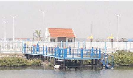 தூத்துக்குடி ரோச் பூங்கா எதிரே தயார் நிலையில் காட்சியளிக்கும் படகு குழாம்.