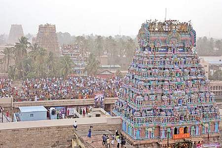 திருச்சி திருவானைக்கா அருள்மிகு சம்புகேஸ்வரர் - அகிலாண்டேஸ்வரி கோயிலில் ராஜகோபுரம் உள்ளிட்ட கோபுரங்களுக்கு புதன்கிழமை நடைபெற்ற கும்பாபிஷேகம்.